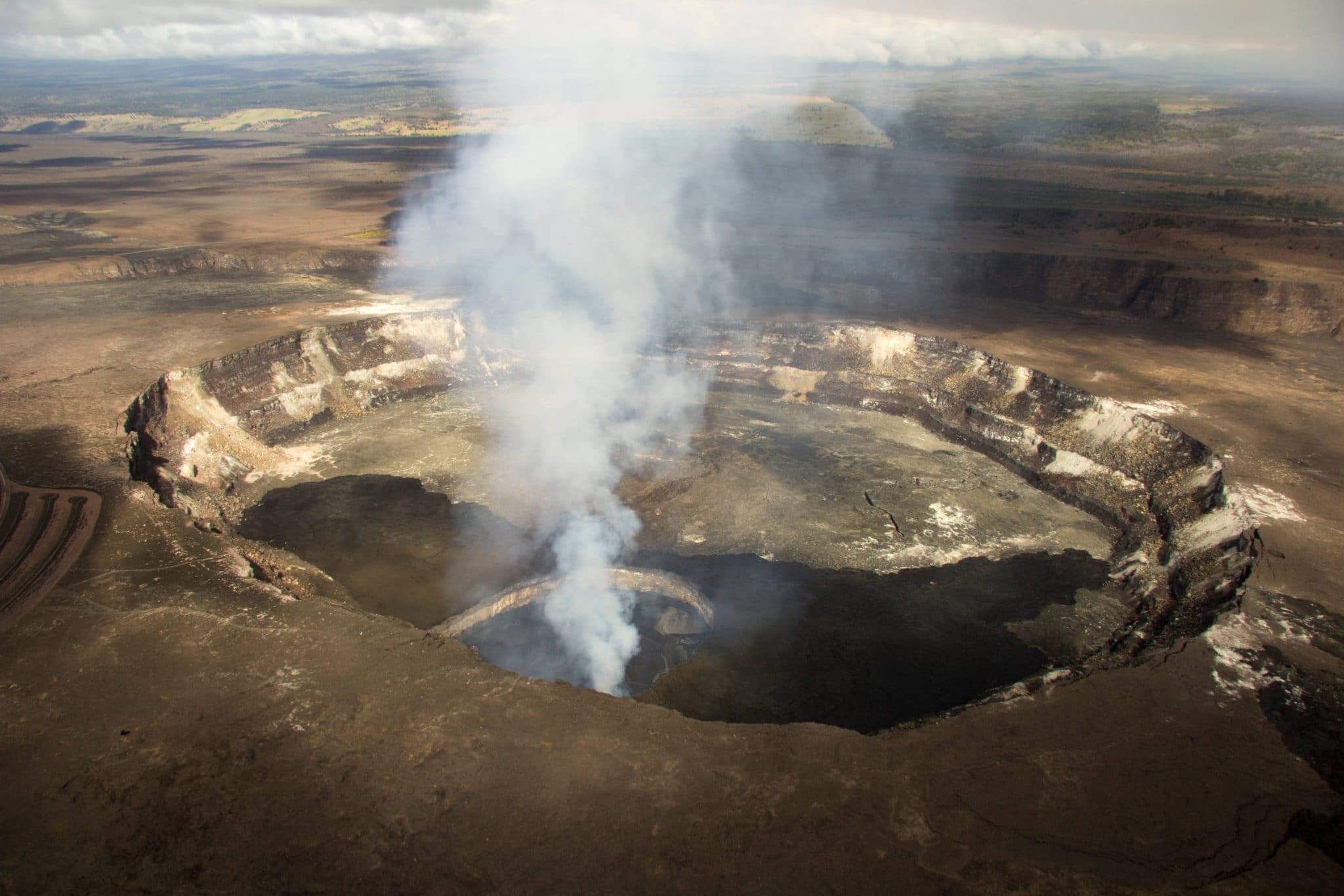 Halemaʻumaʻu crater, overlook crater, and active lava lake [picture ...